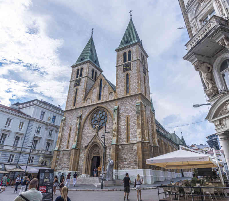 Bosnia y Herzegovina - Sarajevo 13 - catedral del Corazón de Jesús.jpg